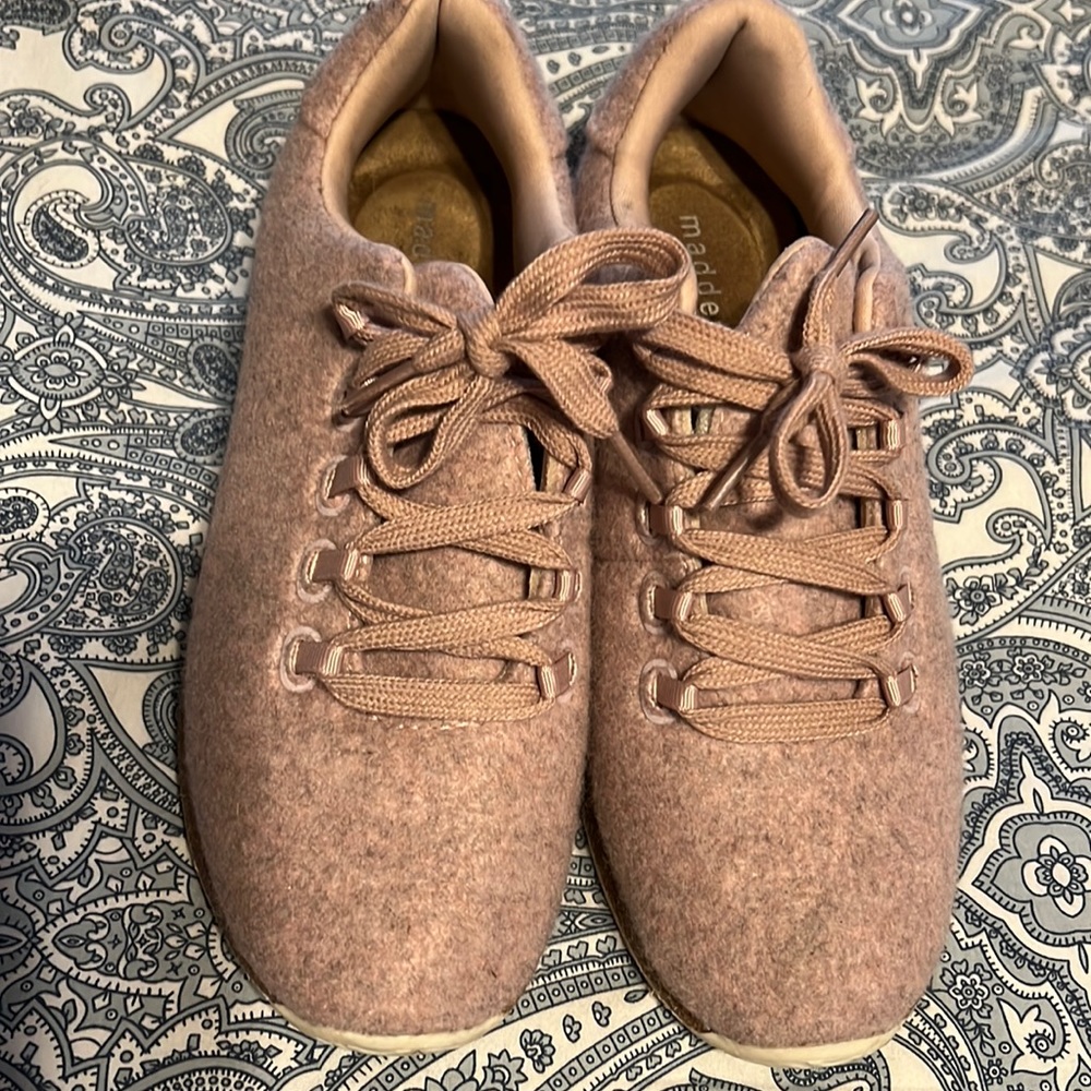 Slightly used madden girl sneakers. Runs a tad big